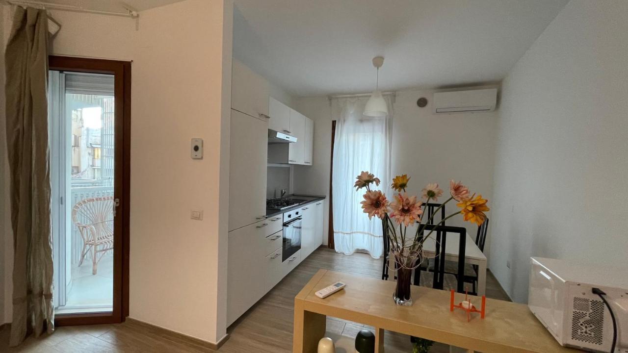 Central Modern Apartment Bari Bagian luar foto