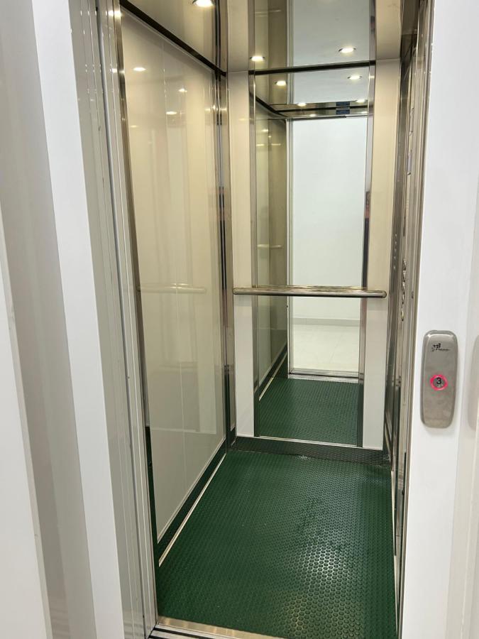 Central Modern Apartment Bari Bagian luar foto